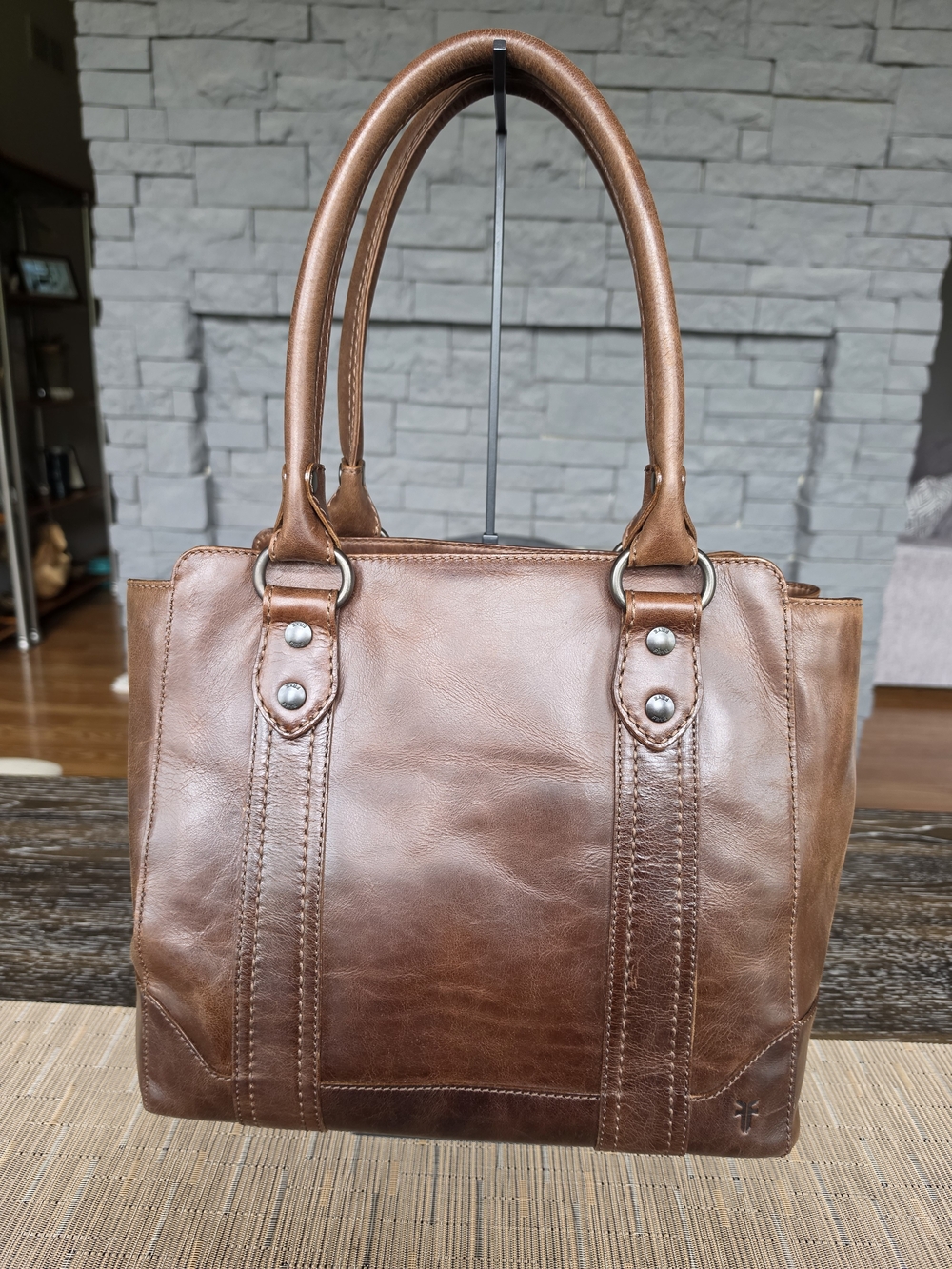 Frye Melissa Classic Brown Leather Tote Bag - Stylish Everyday Carry - Picture 2 of 6